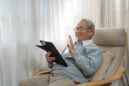 Seniors utilisant un service de téléassistance à domicile