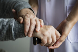 Aide à domicile pour les seniors : comment trouver un prestataire de confiance ?