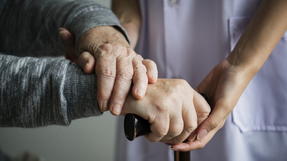 Aide à domicile pour les seniors : comment trouver un prestataire de confiance ?