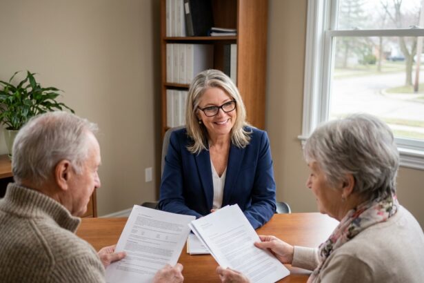 Conseillère en assurance expliquant un contrat obsèques à un couple de seniors dans un bureau professionnel