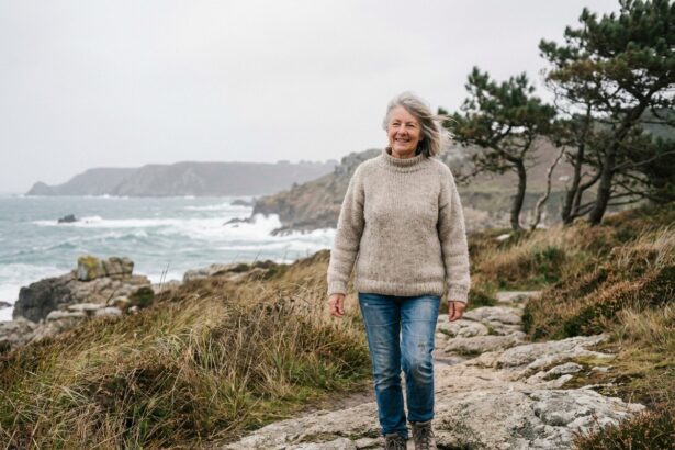 Femme retraitée souriante en Bretagne côte sauvage